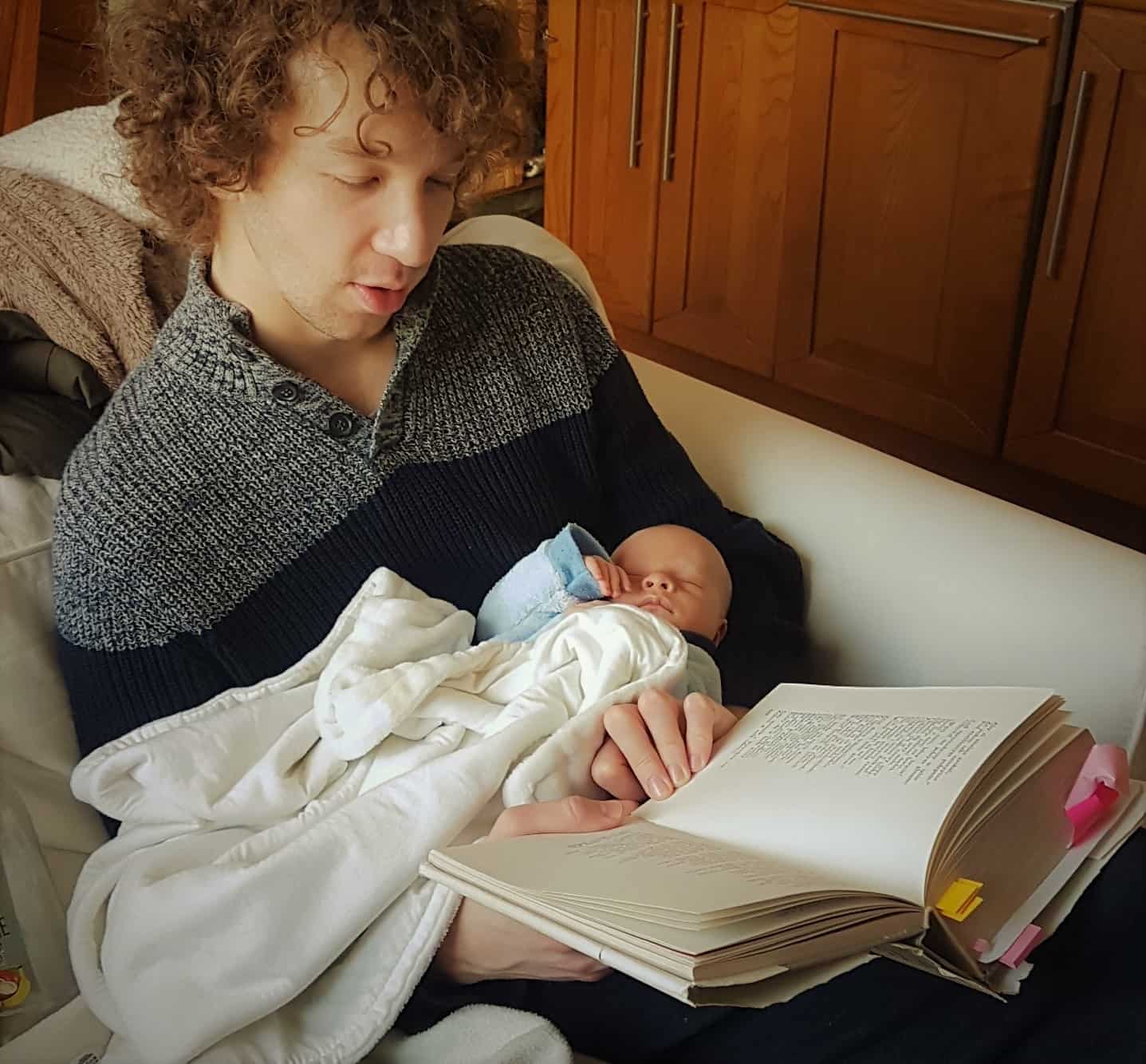 Ojciec czyta dziecku Kalevalę