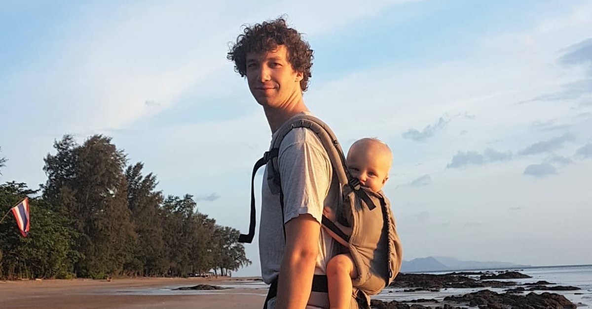 Ojciec z synem w nosidle